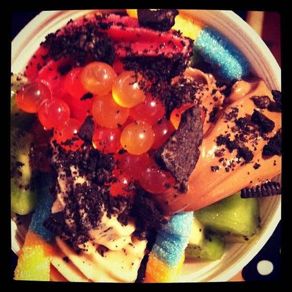 รูปภาพถ่ายที่ Surfin&#39; Spoon Frozen Yogurt Bar โดย Vanessa W. เมื่อ 8/4/2013