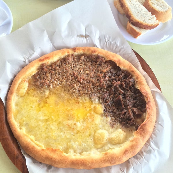 รูปภาพถ่ายที่ Yılmaz Pide โดย Murathan S. เมื่อ 9/21/2015