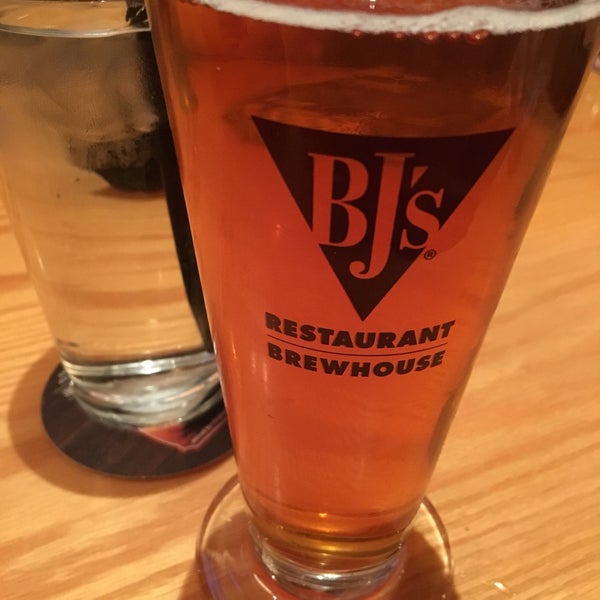 Photo taken at BJ&#39;s Restaurant &amp; Brewhouse by Minh on 1/5/2019