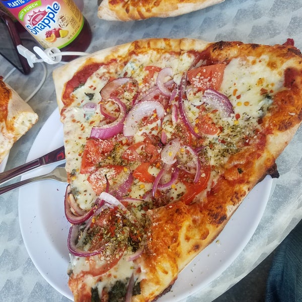 Das Foto wurde bei Serrano&#39;s Pizza von Ryno A. am 7/23/2018 aufgenommen