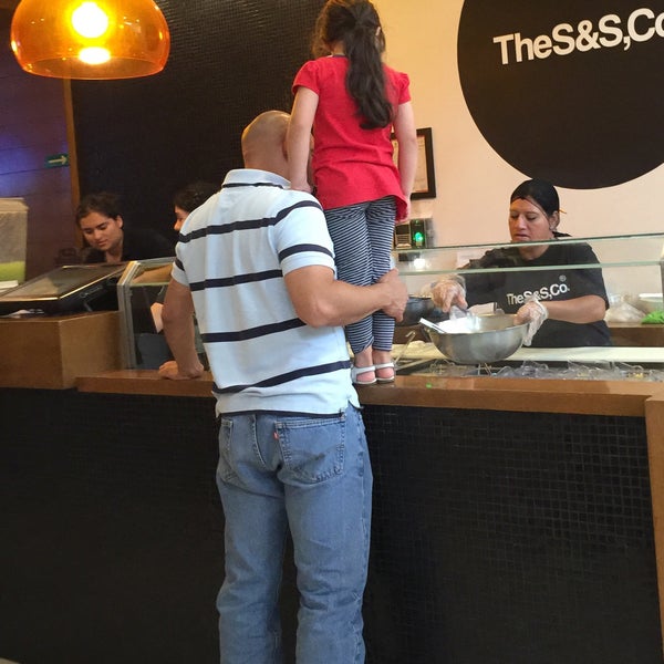 Photo taken at The Sushi &amp; Salads, Co. by Antonio Villegas on 6/3/2015