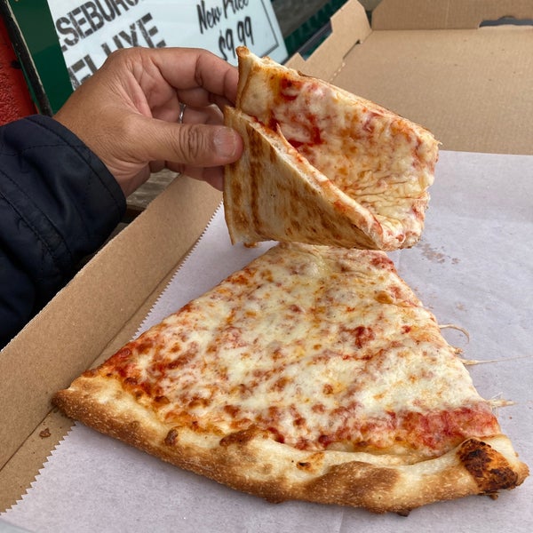 Foto scattata a OMG Pizza da Vincent N. il 10/31/2022