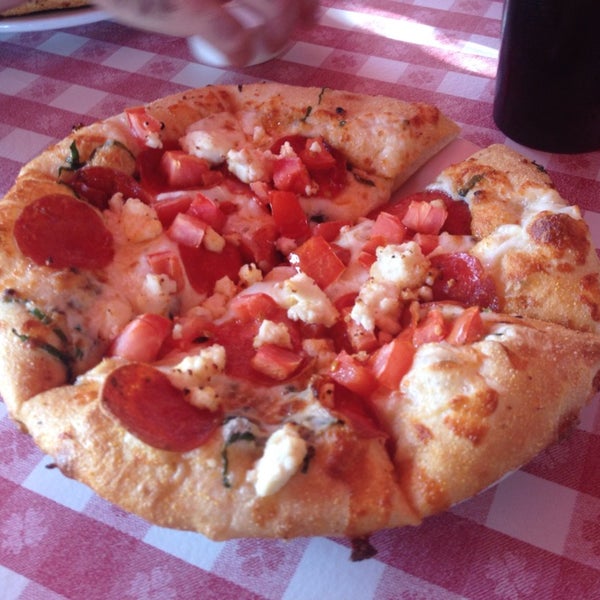 Foto diambil di Taster&#39;s Pizza oleh Laura P. pada 1/25/2015