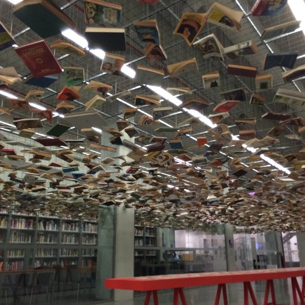 รูปภาพถ่ายที่ İstanbul Modern Kütüphane โดย Recep B. เมื่อ 11/12/2014