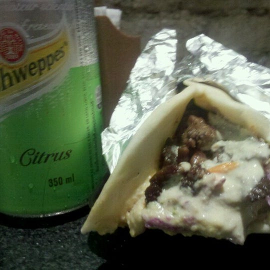 Das Foto wurde bei Mamut Kebab &amp; Shawarma von Fabricio am 12/12/2012 aufgenommen