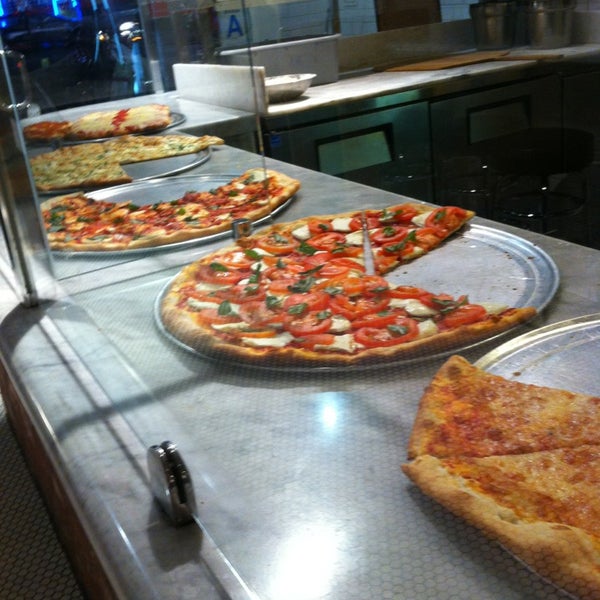 3/16/2013 tarihinde Jesse B.ziyaretçi tarafından Joe&#39;s Pizza - Hollywood Blvd'de çekilen fotoğraf