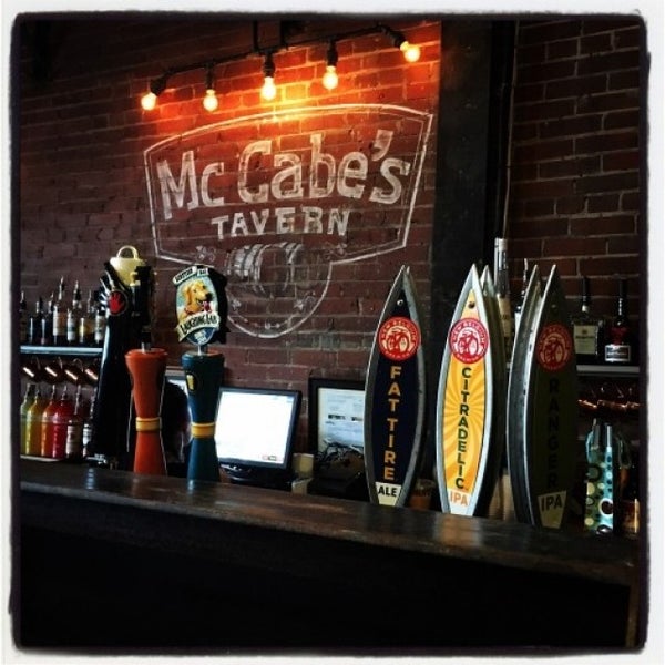 Foto tirada no(a) McCabe&#39;s Tavern por Rich B. em 3/31/2016