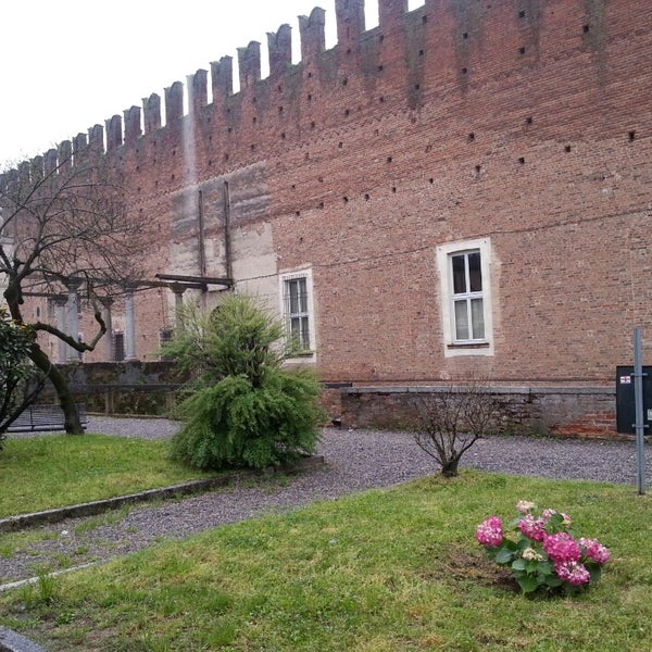 4/20/2013 tarihinde Roberta T.ziyaretçi tarafından Castello Di Belgioioso'de çekilen fotoğraf