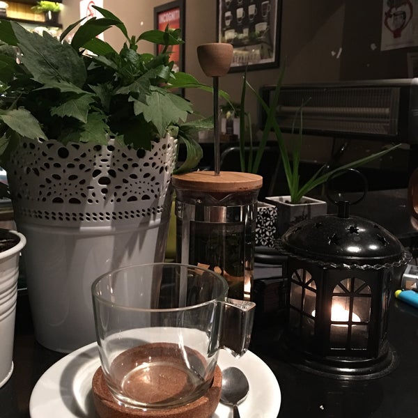 Foto tirada no(a) Lungo Espresso Bar por Betül B. em 5/8/2017