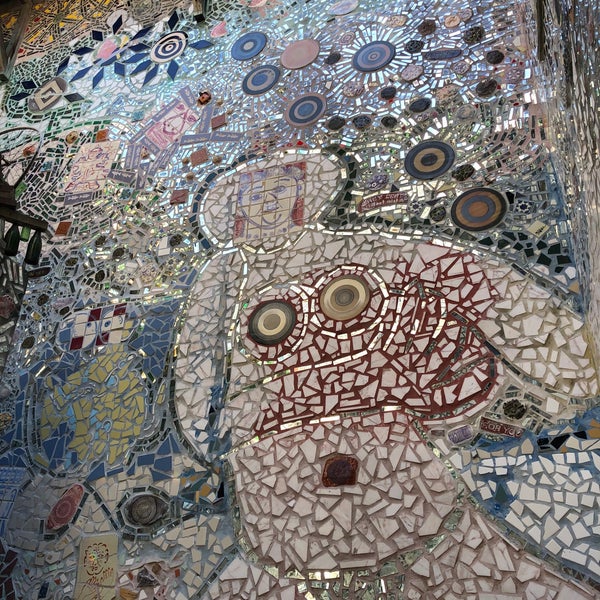 Foto diambil di Philadelphia&#39;s Magic Gardens oleh Karla T. pada 4/23/2023