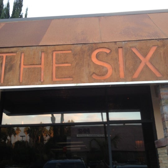 Photo prise au The Six Restaurant par Regine S. le10/22/2012