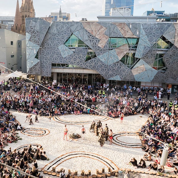 Foto scattata a Federation Square da Federation Square il 7/25/2016