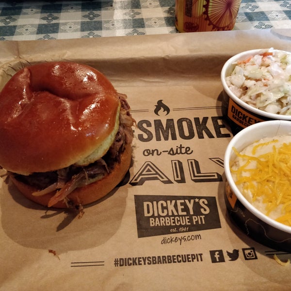 รูปภาพถ่ายที่ Dickey&#39;s Barbecue Pit โดย Ken B. เมื่อ 5/13/2019
