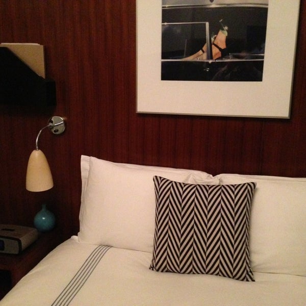 Foto diambil di 6 Columbus, a SIXTY Hotel oleh Toby C. pada 1/13/2013