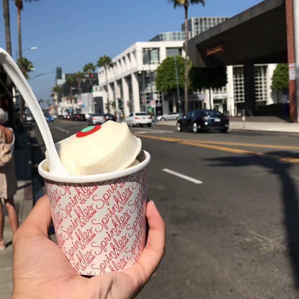 Снимок сделан в Sprinkles Beverly Hills Ice Cream пользователем OB 8/13/2017