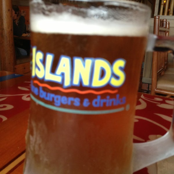 รูปภาพถ่ายที่ Islands Restaurant โดย Mike W. เมื่อ 12/17/2012