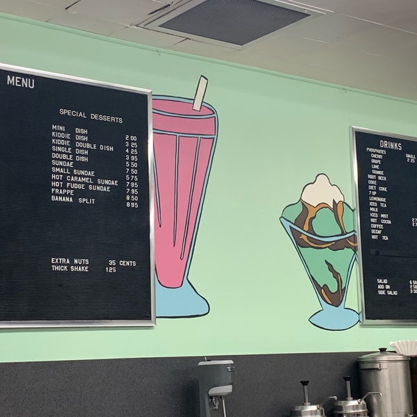 Foto diambil di Vic&#39;s Ice Cream oleh Laura H. pada 8/29/2019