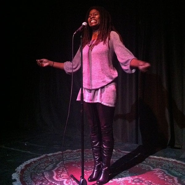 10/3/2012 tarihinde The Inspired Word NYCziyaretçi tarafından Nuyorican Poets Cafe'de çekilen fotoğraf