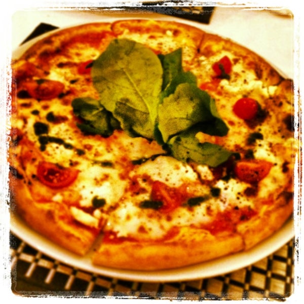 Photo prise au Pizzaara İtalyan Cafe &amp; Restaurant par Selma A. le1/30/2013