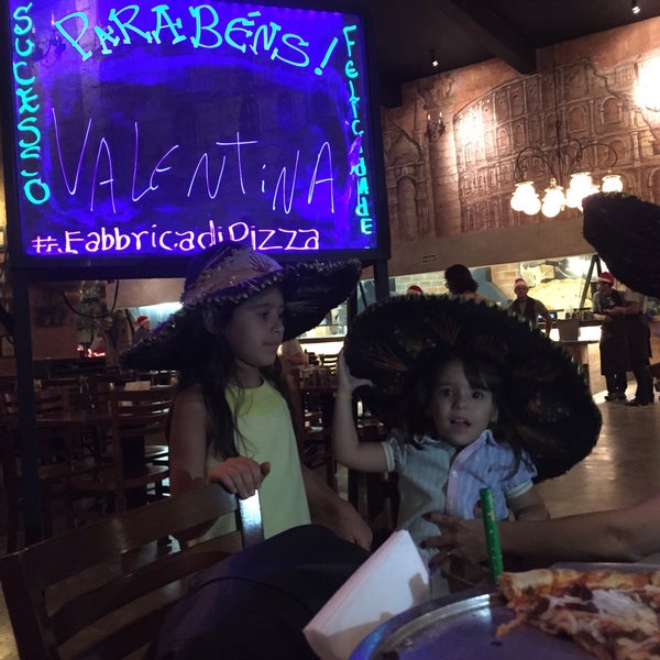 Photo taken at Fabbrica Di Pizza by Juliano V. on 12/5/2015