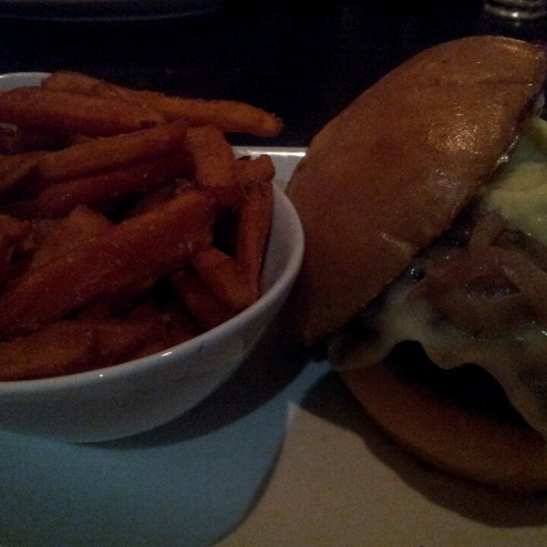รูปภาพถ่ายที่ 5 Napkin Burger โดย Jessie N. เมื่อ 2/17/2013