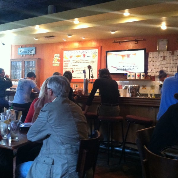 Foto scattata a Johnny Mango World Café &amp; Bar da geoffredo il 5/11/2013