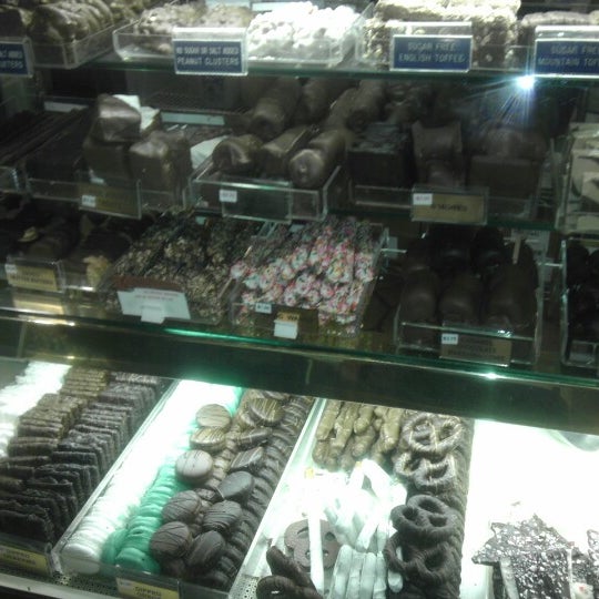 รูปภาพถ่ายที่ Rocky Mountain Chocolate Factory โดย Anya L. เมื่อ 12/29/2012