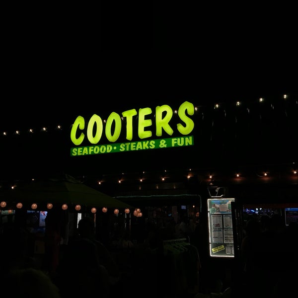 Foto diambil di Cooters Restaurant &amp; Bar oleh Glenn V. pada 10/19/2017