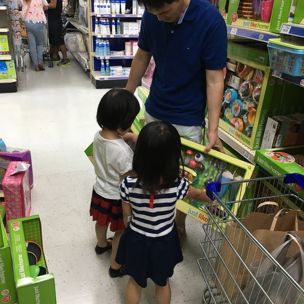 Photo taken at Toys"R"Us by Graham on 12/26/2016