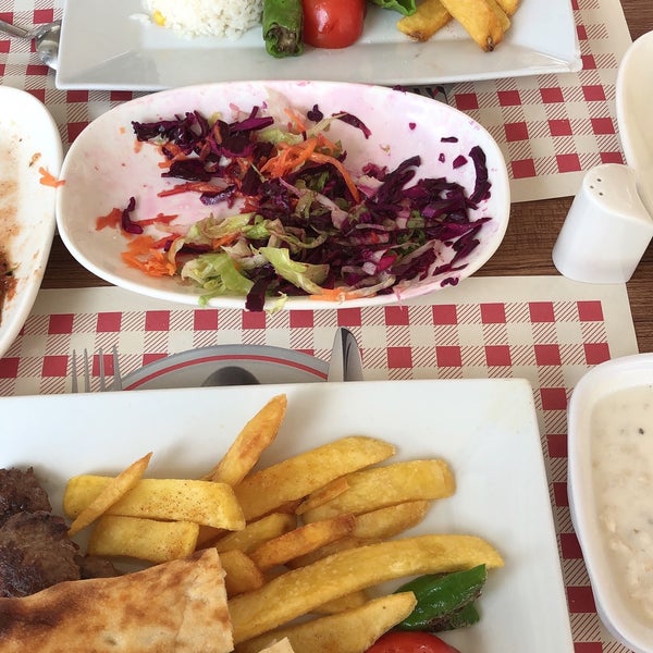 รูปภาพถ่ายที่ Yalı Cafe &amp; Restaurant โดย Hünkar Y. เมื่อ 5/7/2022