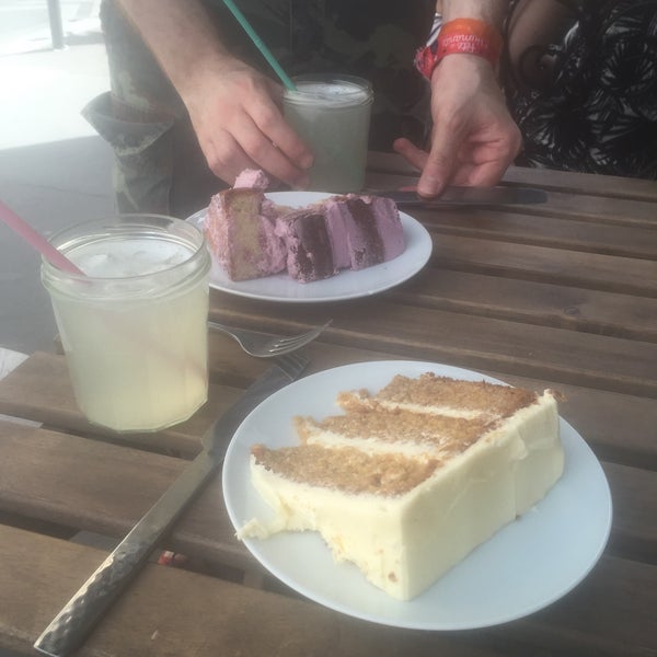 6/28/2015 tarihinde Bahareh A.ziyaretçi tarafından Sugarplum Cake Shop'de çekilen fotoğraf