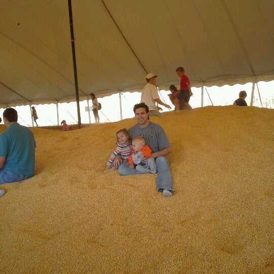9/15/2012 tarihinde Kira R.ziyaretçi tarafından Sever&#39;s Corn Maze &amp; Fall Festival'de çekilen fotoğraf