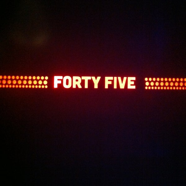 Foto tirada no(a) Forty Five por Lucy T. em 12/22/2012