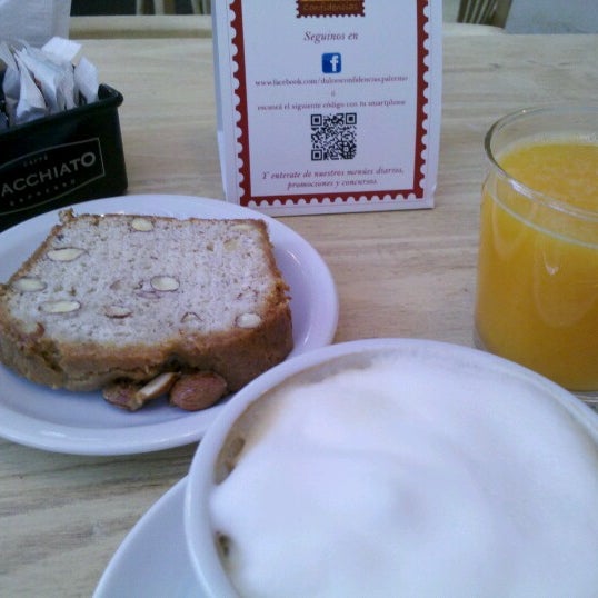 Desayuno: cafe con leche bien espumoso con jugo de naranjas y una rodaja de pan de bananas y almendras, sencillamente imperdible!