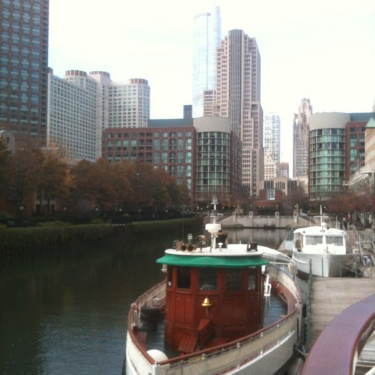 Foto tirada no(a) Chicago Line Cruises por Connie R. em 10/27/2012