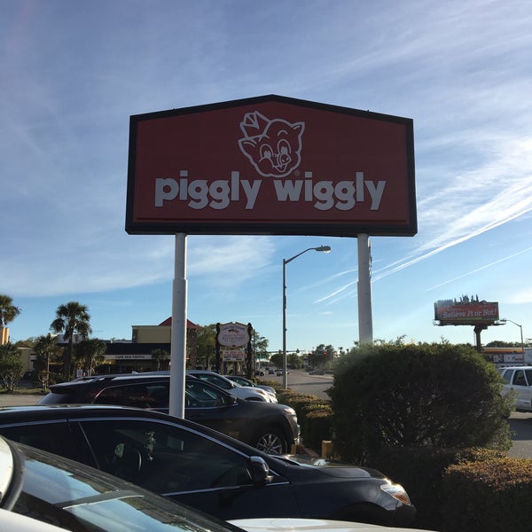 รูปภาพถ่ายที่ Piggly Wiggly โดย Angie M. เมื่อ 4/10/2017