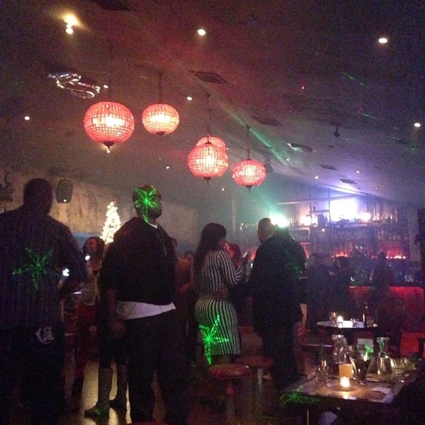 รูปภาพถ่ายที่ The Eighteenth Cocktail Bar โดย Serena เมื่อ 12/28/2013