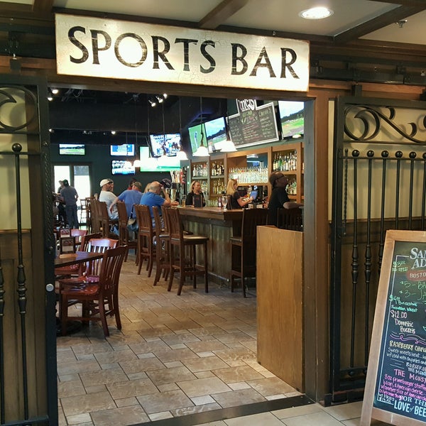 7/30/2016 tarihinde Rich F.ziyaretçi tarafından McQ&#39;s Sports Bar and Dome'de çekilen fotoğraf
