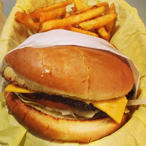 รูปภาพถ่ายที่ TX Burger - Madisonville โดย Bert A. เมื่อ 5/17/2013