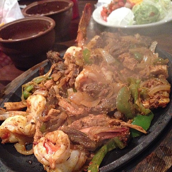 Foto tirada no(a) La Familia Mexican Restaurant por Bert A. em 6/14/2014