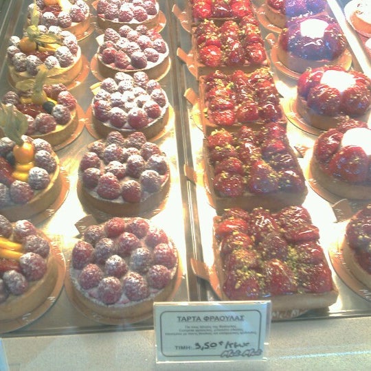Photo taken at Fleur Boulangerie - Pâtisserie by Melina M. on 5/25/2013
