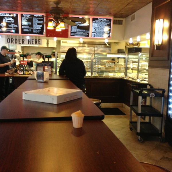 6/14/2013 tarihinde ZenFoodsterziyaretçi tarafından Previti Pizza'de çekilen fotoğraf