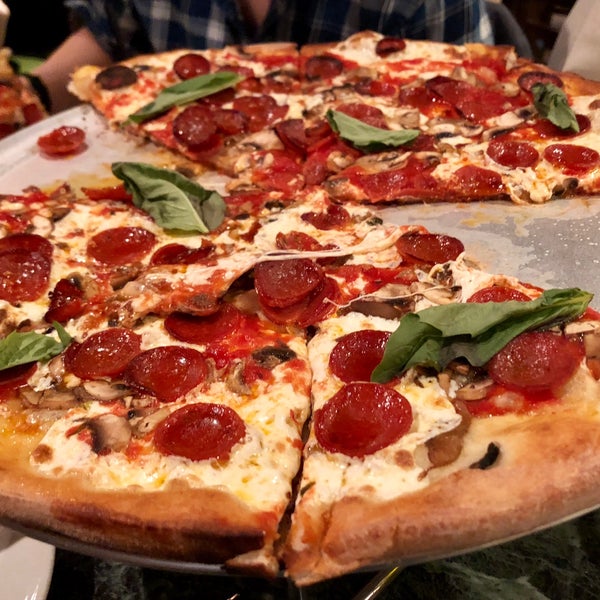 Das Foto wurde bei Patsy&#39;s Pizzeria von ZenFoodster am 2/20/2018 aufgenommen