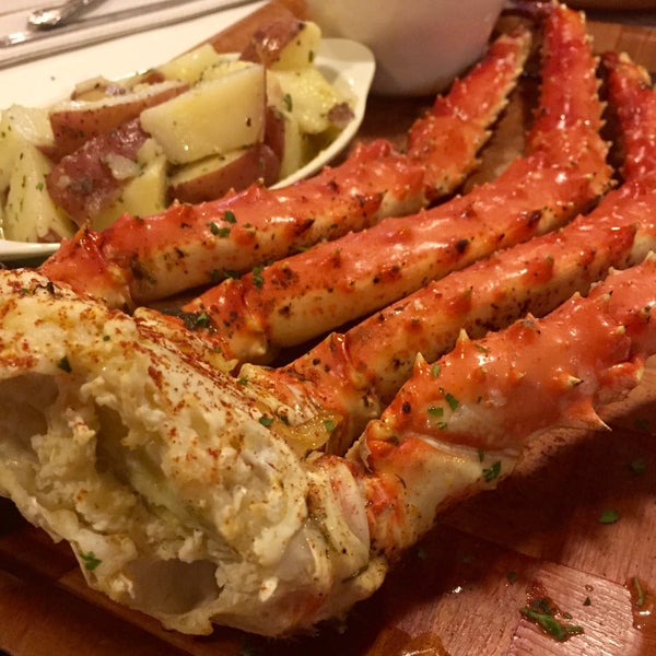 60+yr celeb go-to & A MUST-GO FOR CRAB ❤️’ers! Expect wait, casual svc & loud mallets. Get BEST ALASKAN KING CRAB in US (from “Deadliest Catch!”)! Went 3X IN 1 TRIP..yes, it’s that great!