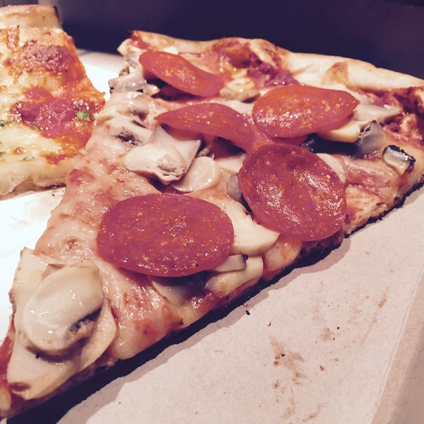 4/9/2015 tarihinde ZenFoodsterziyaretçi tarafından Ben&#39;s Pizzeria'de çekilen fotoğraf