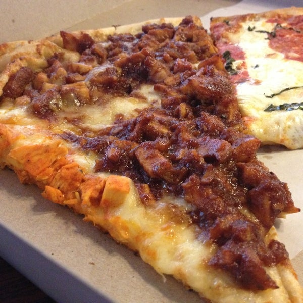 6/14/2013 tarihinde ZenFoodsterziyaretçi tarafından Previti Pizza'de çekilen fotoğraf