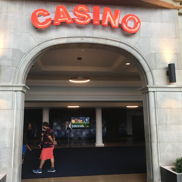 Foto diambil di Casino Niagara oleh Jeff G. pada 7/14/2018
