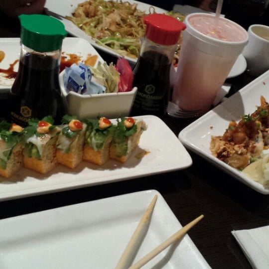 Das Foto wurde bei Tabu Sushi Bar &amp; Grill von Amanda H. am 4/29/2014 aufgenommen