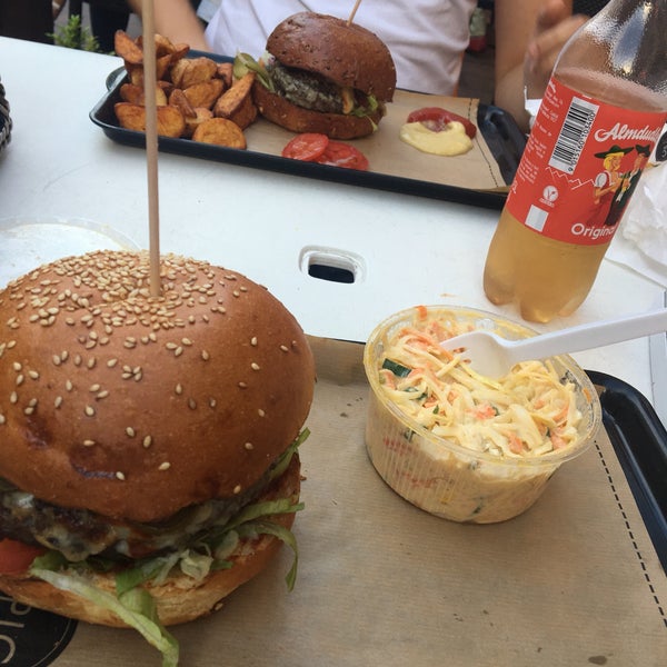 Foto diambil di EPIC burger oleh Kíra S. pada 9/5/2018