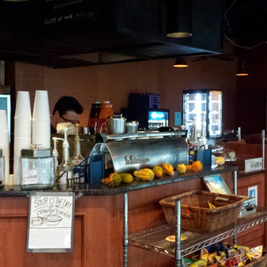 Foto diambil di Mo&#39;Joe Coffee House oleh Max U. pada 1/10/2014